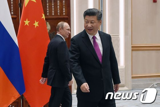 시진핑 중국 국가주석(오른쪽)과 블라디미르 푸틴 러시아 대통 중국 항저우(杭州)에서 회담하하고 있다. © AFP=뉴스1 © News1 최종일 기자