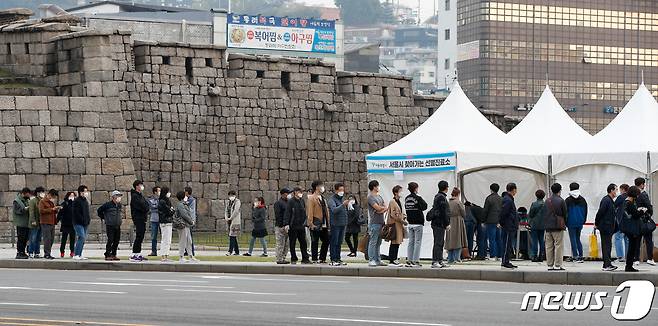 서울 종로구 흥인지문 옆에 마련된 찾아가는 선별검사소에서 시민들이 줄 서 있다. 2021.10.19/뉴스1 © News1 안은나 기자