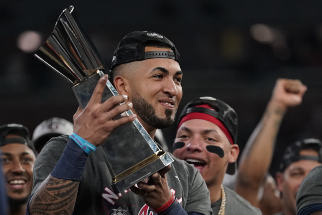 NLCS에서 14안타 3홈런 9타점으로 MVP를 수상한 애틀랜타 좌익수 에디 로자리오가 트로피를 들고 환하게 웃고 있다. 애틀랜타(조지아주)|AP연합뉴스