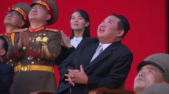 지난 10월 11일 평양 3대혁명 전시관에서 열린 국방발전전람회에서  김정은 당 총비서가 에어쇼를 관람하고 있다. 뒤로 김여정 노동당 부부장이 박수를 치고 있다./조선중앙TV 연합뉴스