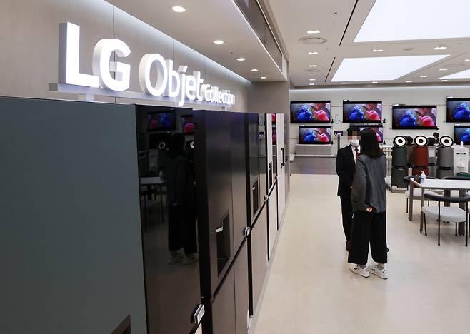 LG전자가 올해 3분기 잠정 실적을 발표한 지난 12일 오후 서울 영등포구 더 현대의 LG 베스트샵에 공간인테리어 가전 '오브제컬렉션' 제품이 진열돼 있다. /연합뉴스