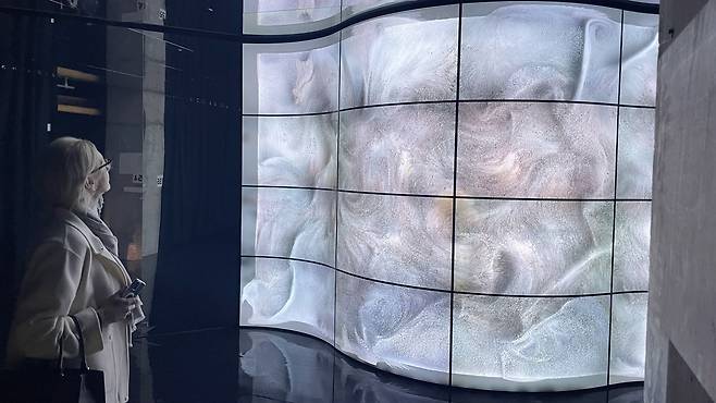 영국 런던 아트갤러리 180 스튜디오에서 열리는 미디어아트 전시회에 동원된 LG 올레드 디스플레이. /LG전자 제공