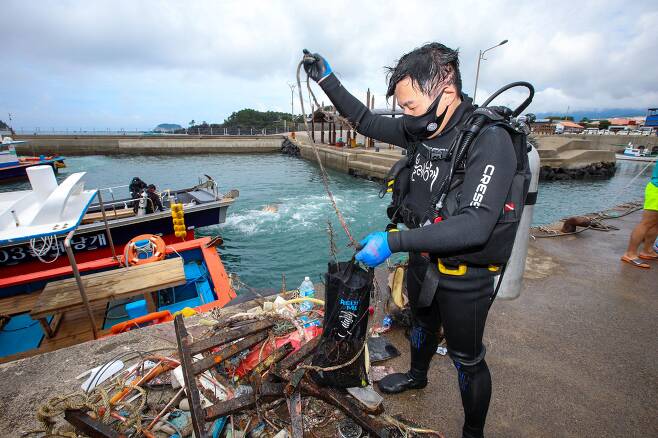 지난 8월 1일 원희룡 당시 제주지사가 서귀포시 보목항 일대 해양보호구역에서 다이빙클럽 볼레낭개 다이버들과 수중 플로깅 활동을 하고 있다. 수중 플로깅은 수중에서 해양쓰레기를 줍는 활동이다. /제주도 제공