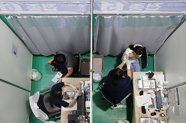 서울 서대문구 북아현문화체육센터에 마련된 코로나19 예방접종센터에서 백신을 접종 중인 모습이다. 연합뉴스 제공