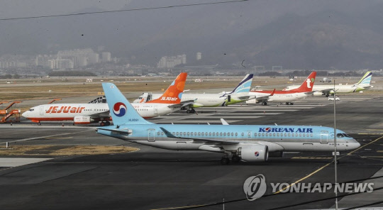 김해국제공항 계류장에 서 있는 항공기들. 연합뉴스