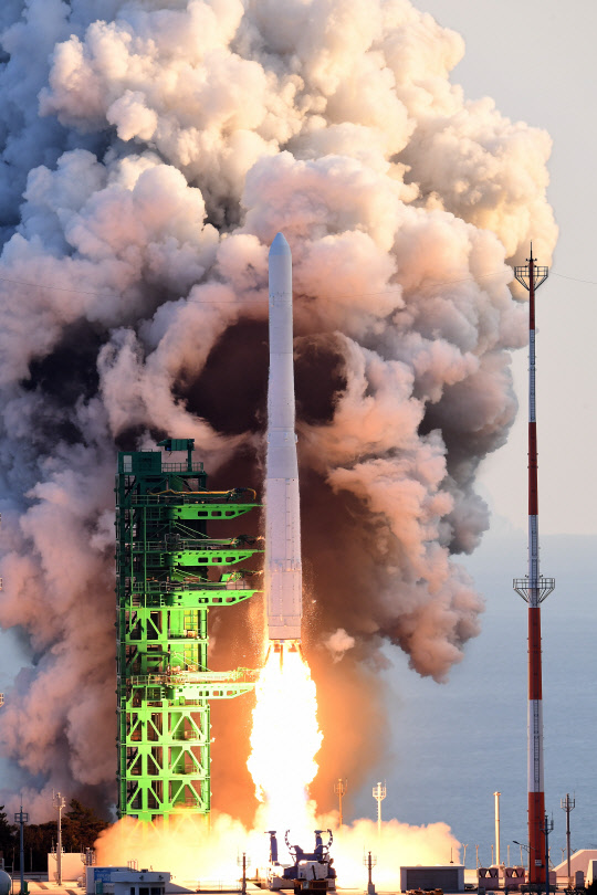 지난 21일 전남 고흥 나로우주센터에서 발사된 '누리호' 모습. 3단부 엔진 연소시간이 당초보다 46초 짧아 위성 모사체를 궤도에 진입시키는데 실패했다. 항우연 제공