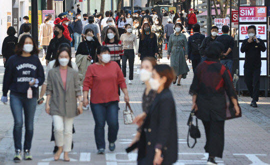 이달 13일 오후 서울 명동 거리에서 직장인들이 점심식사를 위해 걸어가고 있다. 연합뉴스.