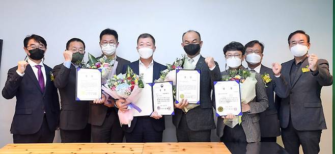 왼쪽부터 신제수 공공부문발주협의회장, 홍승모 전자신문 상무, 정원석 한글과컴퓨터 연구소장(공공부문발주자협의회장상), 배영근 비아이매트릭스 대표(과학기술정보통신부 장관상), 유영일 테르텐 대표(한국상용SW협회장상), 이금탁 피씨엔 이사(전자신문상), 주양근 정부정보화협의회장, 송영선 한국상용SW협회장.