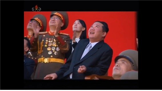 북한 조선중앙TV가 지난 12일 보도한 영상에서 김정은 당 총비서가 낙하부대의 시범 비행을 보며 웃고 있다. 뒤쪽에는 김 총비서의 여동생 김여정 부부장의 모습도 포착됐다. 조선중앙TV 갈무리
