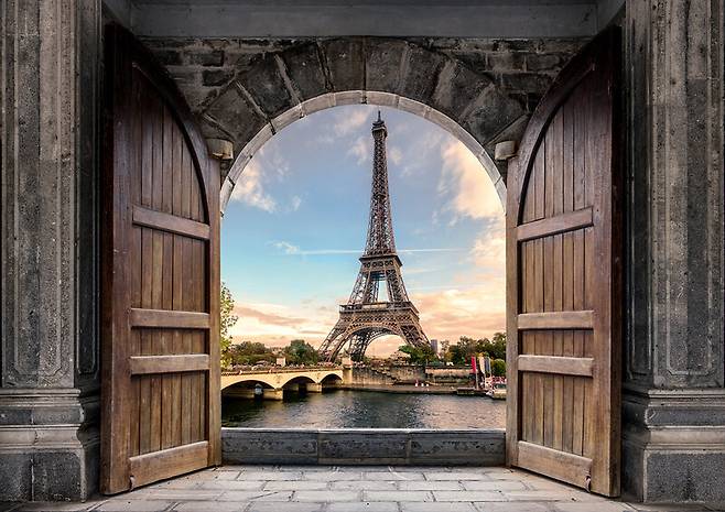 프랑스 파리 세느강 가에 위치한 건물 안서 내다본 에펠탑 전경. 참좋은여행 제공