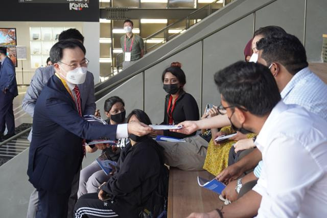 문승욱(왼쪽) 산업통상자원부 장관이 23일(현지시간) 아랍에미리트의 두바이엑스포에 마련된 한국관에서 관람객들에게 '2030년 부산엑스포' 마크가 새겨진 마스크를 직접 나눠주고 있다. 산업부 제공