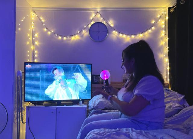 그룹 방탄소년단이 24일 연 온라인 공연 'BTS 퍼미션 투 댄스 온 스테이지'를 미국 팬이자 영어 강사인 타티아나가 집에서 보고 있다. 뉴시스