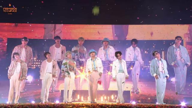 그룹 방탄소년단이 24일 온라인으로 연 공연 '퍼미션 투 댄스 온 스테이지'에서 공연하고 있다. 빅히트뮤직 제공