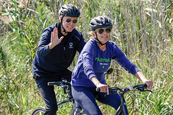 지난달 19일 조 바이든 미국 대통령 부부는 주말 휴일을 맞아 델라웨어 레호보스 비치 별장을 찾아 자전거를 즐겼다.[로이터=연합뉴스]