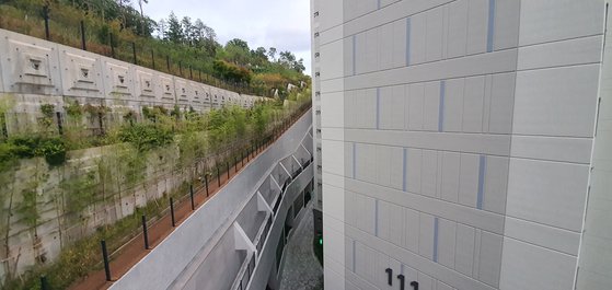 최대 높이가 아파트 11~12층에 달하는 성남시 '판교 A 아파트'의 옹벽. 함종선 기자