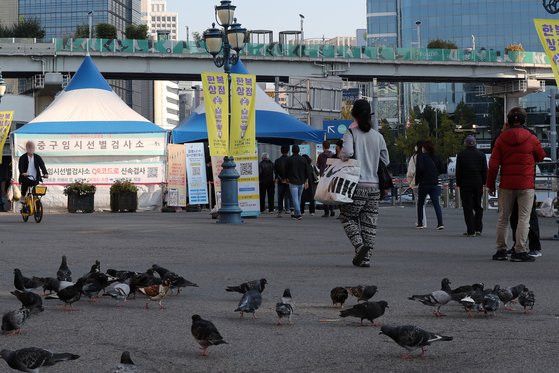 24일 오전 서울역광장에 마련된 코로나19 중구 임시선별검사소를 찾은 시민들. 뉴스1