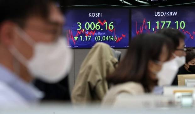 지난 22일 서울 중구 명동 하나은행 딜링룸 모습. /사진=뉴스1