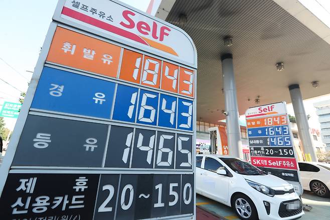 A gas station in Seoul shows a gasoline price of 1,843 won ($1.56) per liter on Sunday. The average nationwide gasoline price gained 45.2 won to 1,732.4 won in the third week of October, data provided by the Korea National Oil Corp. showed. (Yonhap)