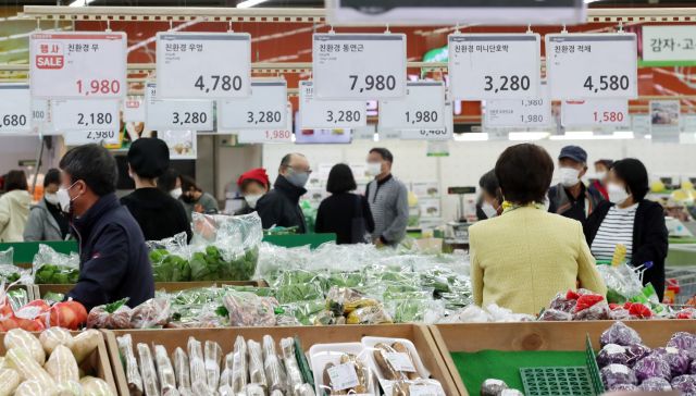 24일 서울 서초구 농협유통 하나로마트 양재점 방문객들이 식료품 매대를 살펴보고 있다. 연합뉴스