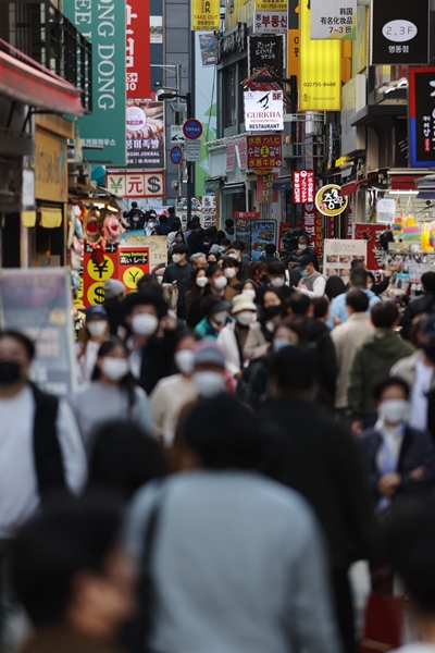 코로나19 백신 접종 완료율이 70%를 넘어선 이틀째인 24일 서울 중구 명동거리가 시민들로 붐비고 있다. 연합뉴스