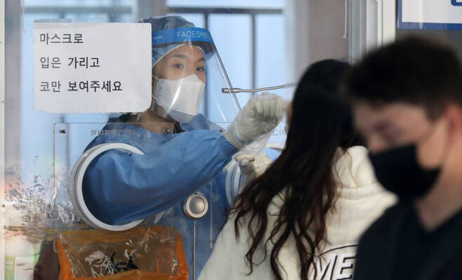 24일 오전 서울 중구 서울역광장에 마련된 코로나19 중구임시선별검사소에서 의료진이 검체 채취를 하고 있다. 백신 접종 완료율은 70.1%를 기록했다. 2021.10.24.뉴시스