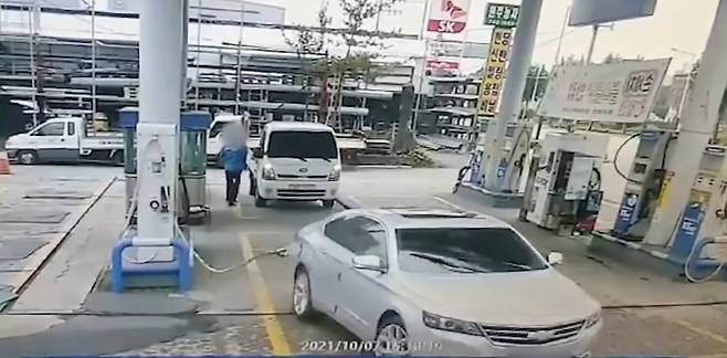 한 차량이 주유기가 연결된 채 출발하는 모습./유튜브 채널 '한문철TV'