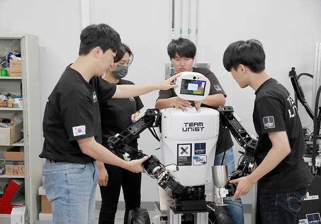 UNIST 연구진이 아바타 로봇을 살펴보고 있다.[UNIST 제공]