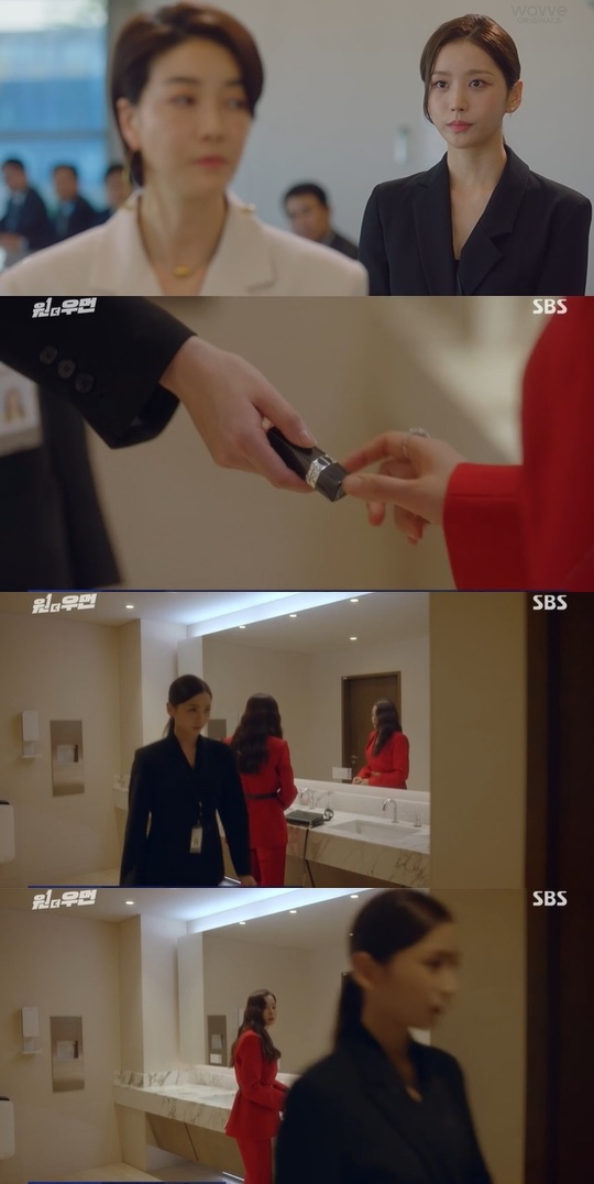 Lee Ha-nuis telegraphic theory has also appeared in the appearance of a suspicious secretary.In the 12th episode of SBS gilt drama One the Woman (playplayed by Kim Yoon and directed by Choi Young-hoon), which was broadcast on October 23, Kim Eun-jung, who suddenly appeared as secretary of Han Sung-hye (Jin Seo-yeon), also appeared in front of the supporting actor (Lee Ha-nui).While Han Sung-hye and Kang Eun-hwa (Hwang Young-hee) were conspiring to disclose the results of the supporting actors gene inspection at the state president, the supporting actor who did not know it was in the midst of preparing the shareholders meeting in the bathroom.At this time, the supporting actor accidentally dropped the lipstick on the floor of the bathroom. Kim Eun-jung, who was a secretary of Han Sung-hye, picked it up without saying anything.It is a scene without much clue, but the suspicion of viewers exploded.Viewers said, Kim Eun-jung is looking for the whereabouts of his younger brother Han Sung-woon (Song Won-seok) and said, I think he is in the golf course as usual.I will check it out. I doubted that she would be the real Kang Mi-na (Lee Ha-nui) because she knew Han Sung-woons usual behavior.
