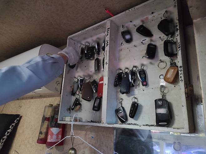 서울 강남구 압구정동의 한 아파트 대단지 주민들이 관리원 초소에 맡겨 놓은 자동차 키.