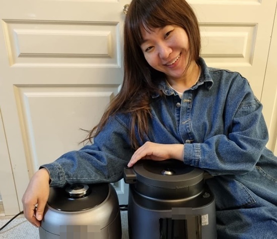 Jung Juri posted several photos on his 23rd day with his article I wanted to take a beautiful picture in the kitchen, but the dishes are scattered, so I find the cleanest place in my house and take a picture.In the open photo, Jung Juri embraces the sponsored rice cooker and smiles brightly. The opening of the sons around Jung Juri makes a smile.Jung Juri said, What is this? So I told you that it is a delicious dish, and now I can do something other than egg rice.Meanwhile, Jung Juri married Husband, a non-entertainer, in 2015 and has three sons.Photo: Jung Juri Instagram