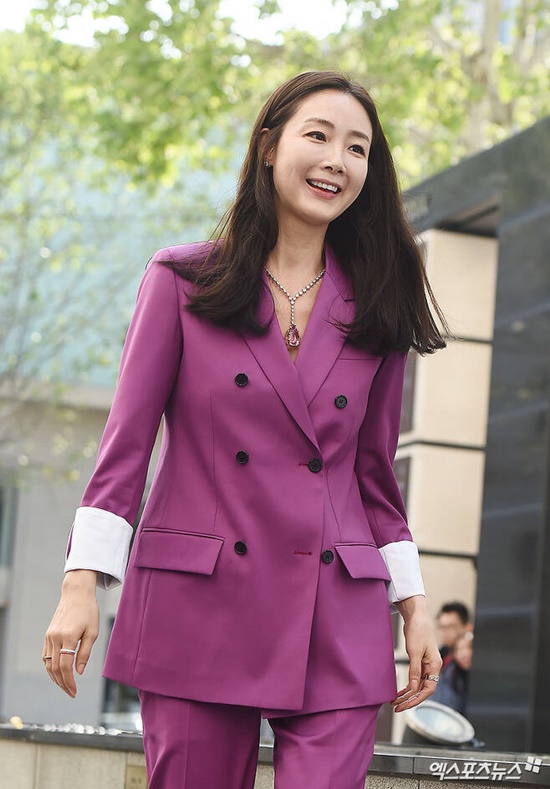 Actor Choi Ji-woo was selected as MBC 23 bond talent in 1994 and debuted. In the same year, he appeared in MBC morning drama Wanderer of Heaven and MBC War and Love in 1995.In 1996, she won the Grand Prize at the French actress Isabel Azanis resemblance to her, and then she got the modifier Izabel Azani of Korea.After approaching the public with a drama First Love, which had a whopping 65% audience rating in 1996, it has appeared in numerous dramas including Truth (2000), Stairway of Heaven (2003), Air City (2007), Suspicious Housekeeper (2013), The Second Twenty Years Old (2015), The Woman Who Turns Off the Carrier (2016), and The Most Beautiful Break Up in the World (2017).Especially, the nickname Jiu Hime, which was reborn as a Korean wave star in 2002, is considered to be one of the representative expressions of Choi Ji-woo even now, which is 20 years old.On the screen, he continued his activities steadily, including Park Bong-gon runaway (1996), Nagami (1997), Nothing to see for recognition (1999), Piano-playing President (2002), Women Actors (2009), and Like It (2016).After entering the entertainment industry in his twenties, he has been living in the name of a star for 27 years until now, in his mid-40s.In the meantime, in 2018, I announced my marriage, and in May of last year, I will have another turning point in my life as a wife and mother of a family with my first daughter in my arms.The film Like It released in 2016 has also attracted much attention as Choi Ji-woos first screen return in seven years since Actors in 2009.When I was 42 years old before marriage, I met with the reporters as I like you, a long-time movie return, and Choi Ji-woo boasted that he was so unusual that he was not reminded of the age of the number.In an omnibus-style film, Choi Ji-woo played the role of a stupid old maiden stewardess, Ham Juran, who looks like a squirm but is deceived every time he knows.Even though it was endless, it attracted the attention of the audience by radiating the lovely charm unique to Choi Ji-woo with the cute act like a cute girl.Choi Ji-woos realistic acting has earned a reputation for being a more realistic working woman, and Choi Ji-woo recalls the time when he played Juran brightly and pleasantly.In the scene where Juran said, I really do not like eating old, Choi Ji-woos realistic acting, which seemed to be 100% immersed in the character, was even more prominent.I felt more immersed in the ambassador, Choi Ji-woo said to reporters who spoke with a good sense of sympathy.The director also laughed if he said, I think I really hate eating (age) because I really came in.This soon led to the story of living as a female actor, acting, her job.Choi Ji-woo, who said, You can not be too premiered by the change of years, especially in the years, said, Especially for female actors, it seems to be much more praising and easy to make harsh judgments.So I get hurt, and it seems to be a part of acting and getting older.I think its important how much I get that part and how I play better, and I think theres something I lose if I get something. Choi Ji-woo, who was suddenly reminded of his twenties, was thinking for a while and smiled back at his face.I had a time when I was a young man in my twenties, but now I cant quite follow him, how could I be twenty years old, and that was even prettier!(Laughing) The wrinkles on the corners of your eyes will increase next year, but theyre just receiving, but I think theres something else in it thats why healthy mentality seems to be more important.At that time, Choi Ji-woo was evaluated as showing a new face by melting the elegance that he showed in his twenties with a little more mature through his second 20-year-old, who appeared in 2015.The reporters who read the hearts of Choi Ji-woo, who seemed to be a little sad and sad over the past years, said, These days, the women around me think of Choi Ji-woo like Wannabe. Over time, I sent support for Choi Ji-woo, who still keeps his place with his unique charm.Oh, it was bad... said Choi Ji-woo, who looked shy, carefully conveyed the real troubles in the external part of the acting and the mindset that ruled it.I have to be (change) naturally, and I think the people who see it get used to it, so in a way, I dont think that difference should be too big.So I often greet people with my work, and I am so huck!I think it is important to make it possible to flow naturally so that it does not get like this. I also talked about the appearance that I should care about forever like fate while living with the job of Actor. Choi Ji-woo said, Of course I want to live young.There is a part that should be more careful enough to be able to go.If you didnt care about your skin at all when you were a kid, youd care twice as much now, and youd need more time, and in fact, I dont know how annoying it is.I cant do anything about management, but I think there are things that fit in that time.I want to play the 20s lukewarm and thrilling appearance, so I want to greed it and I do not want it anymore.I think it is right to go as it flows like this. Choi Ji-woo, who played happily with his actual appearance and characters that were similar to the situation at the time through his work, was more than anyone else who lived as a female actor in Korea and felt more about his appearance.In the movie, Juran was portrayed as a person who preferred natural encounters rather than forced blind dates.When I mentioned this scene to Choi Ji-woo, who was married at the time, I think that the real relationship somehow appears. I personally like natural encounters.Ive rarely had meetings or blind dates. Since then, Choi Ji-woo has been celebrated in March 2018, with a surprise marriage to Couple, which is known to have been dating for a year.In December 2019, she announced her pregnancy, and she became a mother in May last year.In February, when she was three months ahead of childbirth, she appeared in the drama Loves Unstoppable and showed her welcome face in her work for a long time.In particular, Choi Ji-woo opened SNS in February this year and has been steadily communicating with the public.In addition to revealing the growing daughters appearance, the carefully recorded parenting diary was especially admirable with the consensus of many mothers.Choi Ji-woo, who has shown human charm through his extraordinary innocence through the entertainment Hana Bae than flowers, is once again pleased to communicate with the public through the new JTBC entertainment Sigor Kyung Yang Sik which is broadcasted on the 25th.He also announced the news of the Kakao TV original Sorm and announced his plan to return to work.In the icon that represented the times, Choi Ji-woo, who is now a wife and mother, is spending so much time in the interview feeling another happiness that is conveyed in the life given as he said.Photo = DB, each movie and drama still cut, YG Entertainment, JTBC