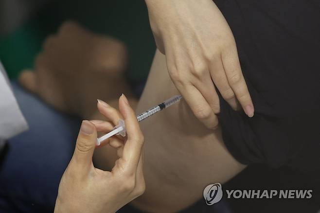 백신 접종 [연합뉴스 자료 사진]