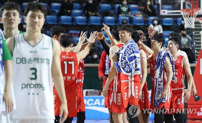 SK, DB에 승리 (서울=연합뉴스) 한상균 기자 = 24일 잠실학생체육관에서 열린 프로농구 서울 SK와 원주 DB의 경기. 승리한 SK 선수들이 인사하고 있다. 2021.10.24 xyz@yna.co.kr