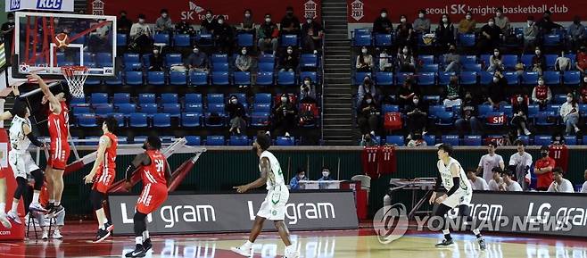 프로농구, '위드 관중' (서울=연합뉴스) 한상균 기자 = 24일 잠실학생체육관에서 열린 프로농구 서울 SK와 원주 DB의 경기.
KBL은 지난 21일부터 수도권 경기도 코로나19 백신 접종 완료자에 한해 수용 규모의 20%까지 관중 입장을 허용했다. 2021.10.24 xyz@yna.co.kr