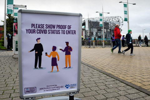 영국 축구 경기장 앞에 입장 시 코로나19 백신 접종 증명서를 제출하라는 안내판이 서있다.(사진=AFP)