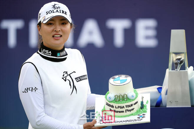 고진영이 한국 선수의 LPGA 투어 200승을 축하하는 케이크를 들고 환하게 웃고 있다. (사진=이데일리 골프in 박태성 기자)