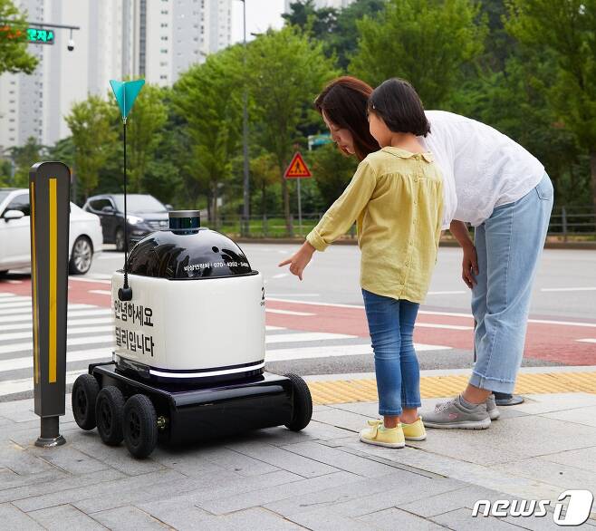 수원 광교앨리웨이에서 시범서비스 중인 배달의민족 자율주행 배달로봇 '딜리드라이브' (우아한형제들 제공) © 뉴스1