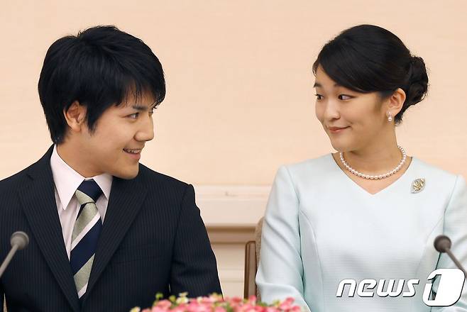 나루히토 일왕의 조카 마코 공주(오른쪽)과 약혼자 고무로 게이 <자료사진> © AFP=뉴스1