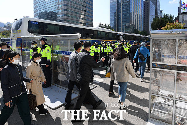 지난 20일 민주노총 총파업 당시 서울 도심에서 경찰 차벽과 펜스 사이로 이동하는 시민들.