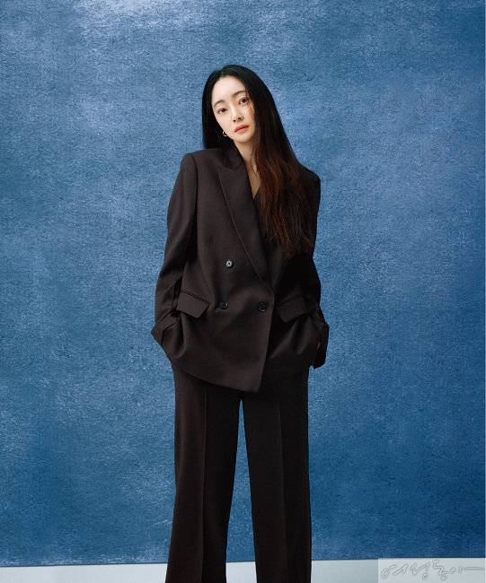 브라운 슈트 컴젠. 이어링 일레란느.