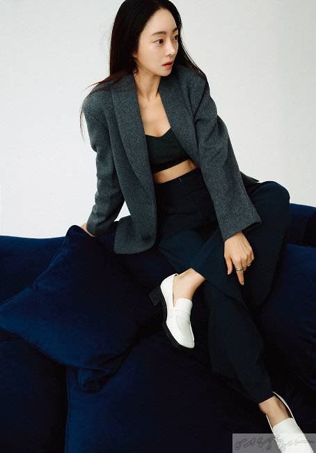 니트 브라 톱 올세인츠. 팬츠 컴젠. 재킷 메종마레. 링 모두 일레란느. 화이트 로퍼 레이첼콕스.