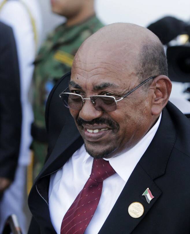30년 가까이 집권하다 지난 2018년 발생한 반정부 시위와 뒤이어 일어난 군부 쿠데타로 축출된 오마르 알 바시르 전 수단 대통령 /AP 뉴시스