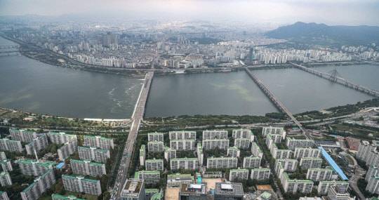 서울 송파구 잠실 롯데월드타워 서울스카이 전망대에서 바라본 서울 송파구, 광진구, 성동구 일대 아파트 단지의 모습. <연합뉴스>