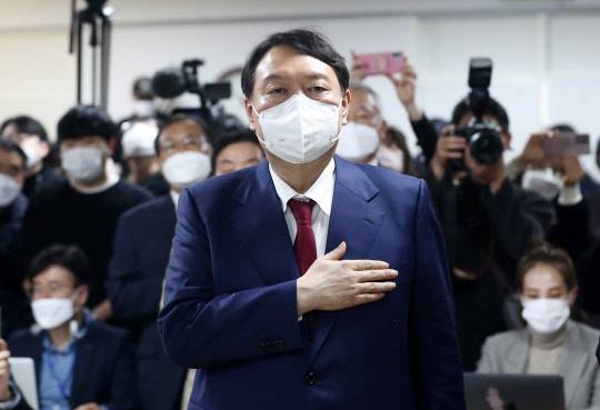 국민의힘 대선 경선 후보인 윤석열 전 검찰총장이 25일 오후 대전시 중구 대흥동 국민의힘 대전시당에서 열린 국민캠프 충청권역 선거대책위원회 임명장 수여식에서 국민의례를 하고 있다.연합뉴스