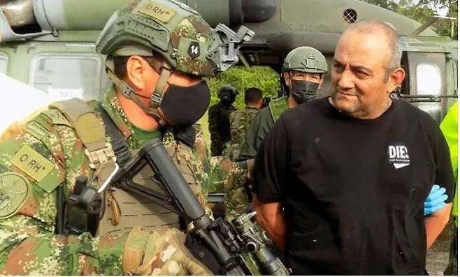 콜롬비아 군경에 의해 23일 오후 체포된 마약 카르텔 걸프단 두목 오토니엘이 보고타로 이송된 헬기에서 내리고 있다. 콜롬비아 국방부 제공/로이터 연합뉴스