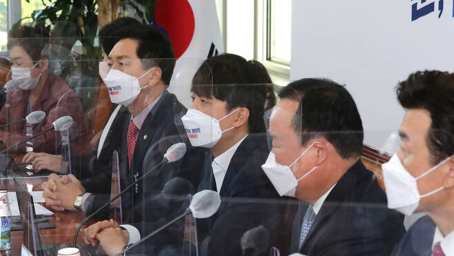 국민의힘 이준석 대표(오른쪽 세번째)가 25일 서울 여의도 국회에서 열린 최고위원회의에서 발언하고 있다. 연합뉴스
