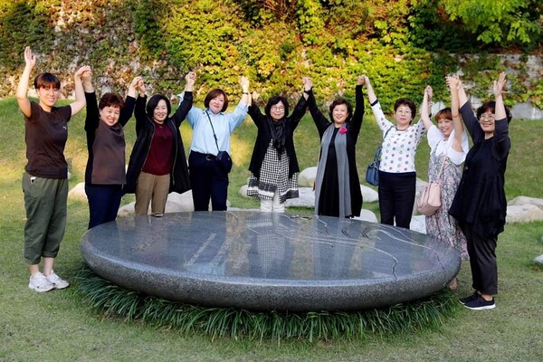 조각보 김숙임(맨가운데) 대표와 ‘대륙의 조각보 삶이야기’ 프로그램에 참가한 재외동포 여성들이 함께한 모습. 조각보 제공