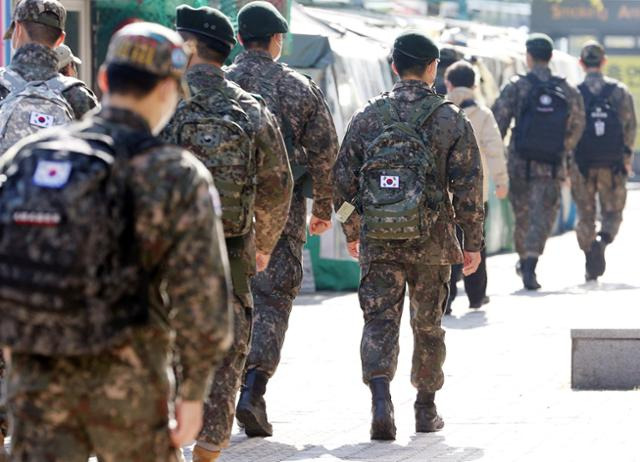 25일 오전 서울 광진구 동서울터미널에서 인근에서 병사 들이 이동하는 모습. 연합뉴스