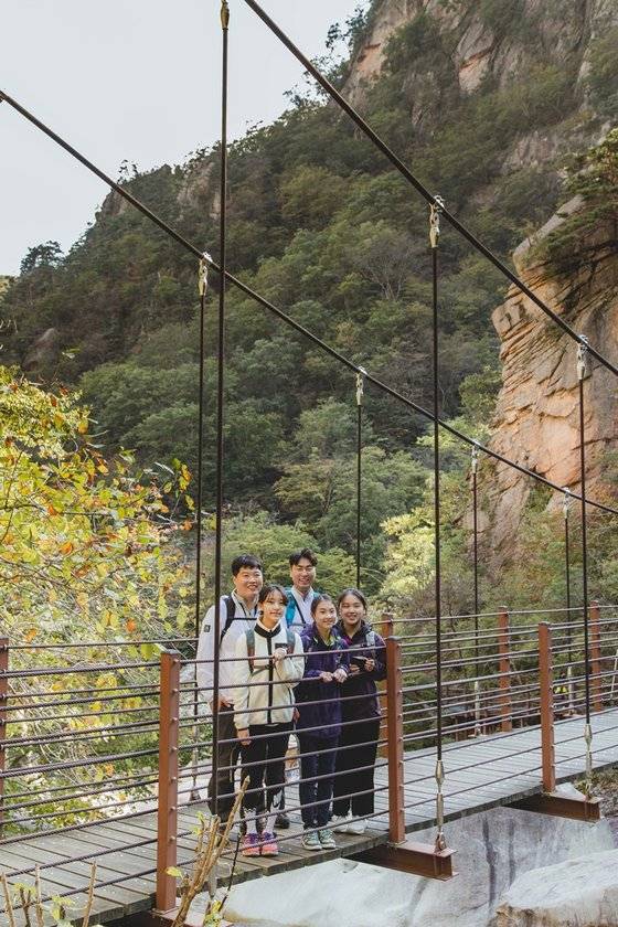 국립등산학교 강성구 과장과 조상일 강사(뒷줄 왼쪽부터)가 소중 학생기자단과 함께 설악산 주전골을 걸으며 올바른 등산법을 설명했다.
