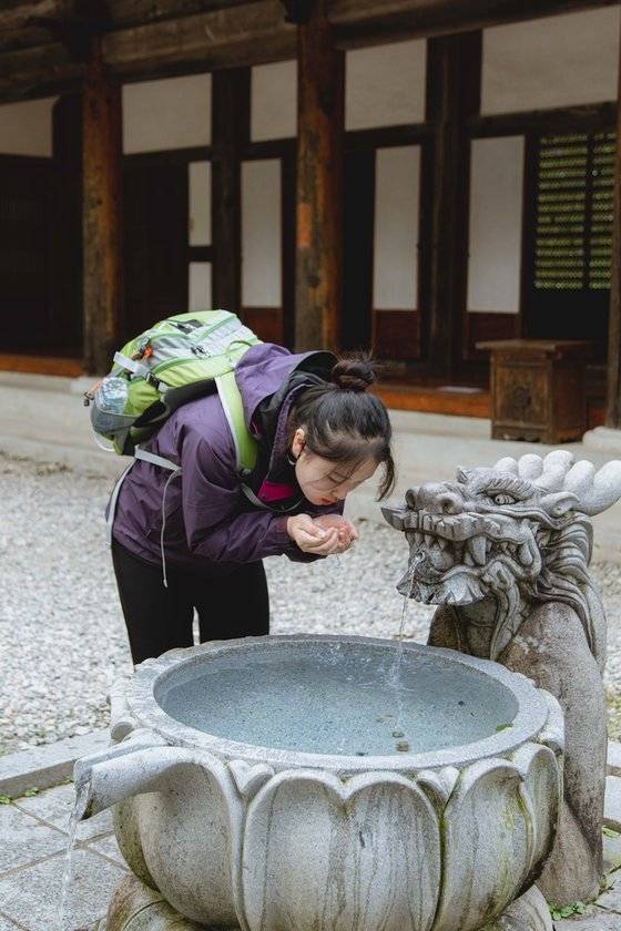 산에서 내려오는 길에 성국사에 들러 오색약수를 마시는 김인아 학생기자. 명산에는 유명한 사찰이나 약수터가 있는 경우가 많다.